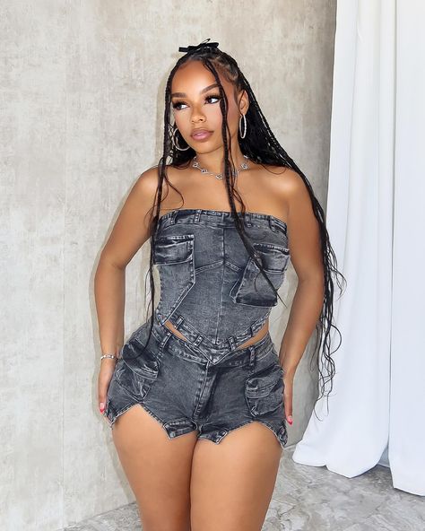 Denim on denim 🖤 “Lana Washed Denim Top & Shorts SET” Denim Outfit Black Women, Jean Shorts Outfits, 3d Pocket, Tube Top And Shorts, Top Shorts Set, Strapless Crop Top, Casual Day Dresses, Denim Patterns, Wedding Dresses Strapless