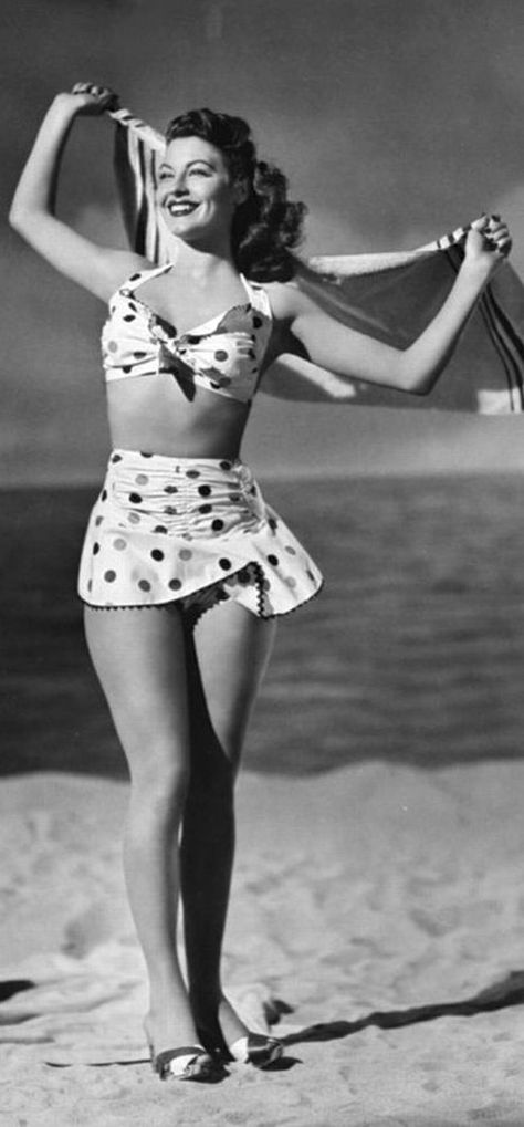 Polka Dots Fashion – Vintage Photos of Sexy Women Wearing Spotty Swimsuits Vintage Two Piece Swimsuit, Historical Swimwear, Polka Dots Fashion Vintage, Vintage Bikinis, Bikinis Retro, Milton Greene, Glamour Vintage, Vivien Leigh, Polka Dots Fashion