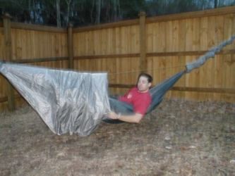 Sock Diy, Hammock Life, Hammock Ideas, How To Stay Warm, Diy Hammock, Emergency Shelter, Diy Socks, Bug Out Bag, Hammock Camping