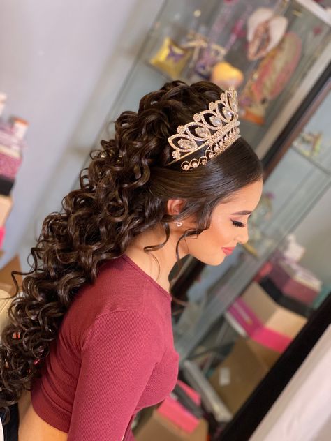 Quinceanera Hairstyles Half Up Half Down, Sweet 16 Hairstyles, Hair Quince, Red Quince, Quince Hairstyles With Crown, Quinceanera Dresses Pink, Quinceanera Hairstyles, Hairstyles Bun, Quince Hairstyles