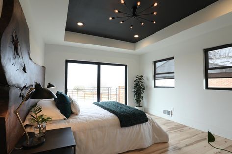 Black painted ceiling Grey Ceiling Bedroom, Black Tray Ceiling, Tray Ceiling Bedroom, Boise Boys, Dark Ceiling, Grey Ceiling, Ceiling Design Bedroom, Accent Wall Bedroom, Design Salon