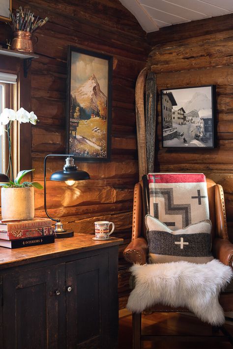 . — Style Jackson Hole Cabin Bedroom Decor, Cozy Bedroom Design, Cabin Chic, Cabin Aesthetic, Ski Cabin, Cabin Bedroom, Casa Country, Vintage Cabin, Cabin Interiors