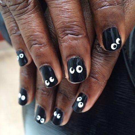 Black Nails With Eyes, Halloween Nail Painting Ideas, Black Halloween Pedicure, Halloween Striped Nails, Black Eye Nails, Quirky Nails Short, Halloween Nails Eyes, Googly Eye Nails, Short Clown Nails