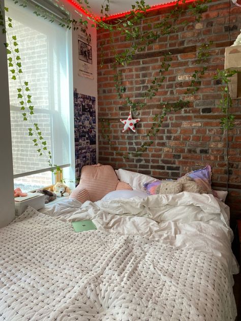 White Brick Room Bedrooms, Dorm Room Ideas Brick Wall, Brick Dorm Room Ideas, Exposed Brick Bedroom Aesthetic, Brick Wall Room Decor, Brick Room Aesthetic, Brick Room Ideas Bedrooms, Brick Wall Room Aesthetic, Brick Bedroom Aesthetic