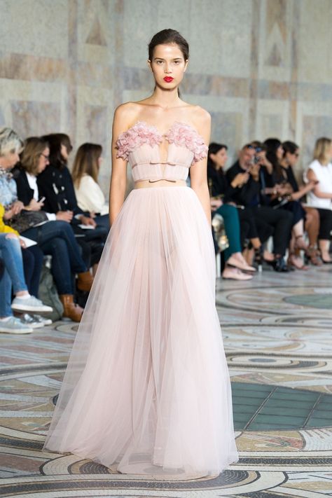 Giambattista Valli Haute Couture, Runway Gowns, Collection Couture, Gala Dresses, Giambattista Valli, Fall 2017, Mode Inspiration, Couture Collection, Beautiful Gowns