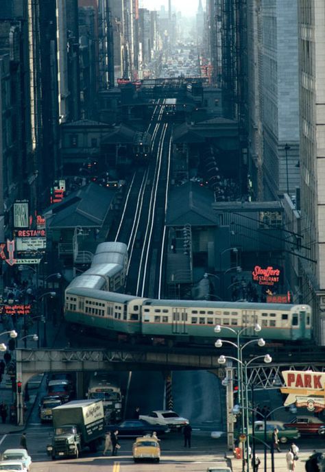 Chicago, 1967. I feel something nostalgic about 90's cause I'd lived that age though I've never been to Chicago. Chicago L, Rare Historical Photos, Chicago History, Subway Train, My Kind Of Town, U Bahn, Foto Vintage, Historical Pictures, North Dakota