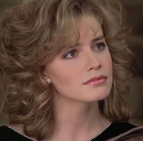 Elizabeth Shue, 80s Actresses, 1980s Hair, 80s Actors, Elisabeth Shue, 80s Hair, Valley Girls, New Hair Colors, Feminine Beauty