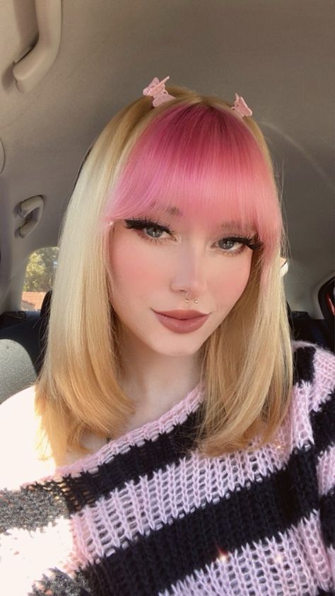 Blond And Pink Hair Short, Pink Hair Blonde Bangs, Blonde Hair With Colored Bangs, Purple Bangs Blonde Hair, Blonde Hair With Pink Bangs, Short Strawberry Blonde Hair With Bangs, Short Pink Hair With Bangs, Short Hair Alt, Alt Bangs