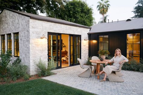 Amber Interiors Dining, Woodland Hills California, Amber Lewis, Interiors Online, Stone Siding, Casa Exterior, Woodland Hills, Amber Interiors, California Homes