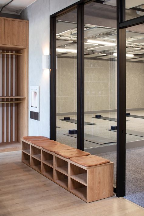 Brutalist-inspired Yoga Studios Design, Hot Yoga Studio Design, Yoga Studio Inspiration, Boutique Fitness Studio Design Ideas, Small Fitness Studio, Dance Studio Design Interiors, Small Pilates Studio, Studio Dance Room, Yoga Center Design