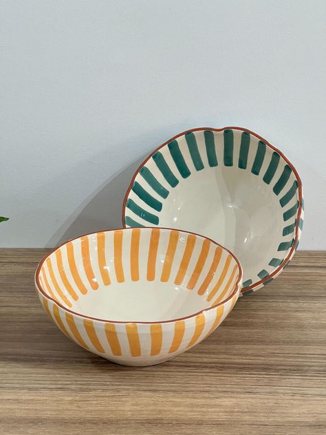 ✨ Infuse your table with the elegance of Moroccan artistry with this exquisite handmade ceramic salad bowl. Perfect for serving salads, fruits, or any favorite dish, this bowl blends traditional craftsmanship with modern design, making it a standout addition to your kitchen. 𝗙𝗲𝗮𝘁𝘂𝗿𝗲𝘀: ✤ Artisanal Craftsmanship: Handcrafted by skilled Moroccan artisans, each bowl is a unique masterpiece, showcasing the rich tradition of Moroccan pottery. ✤ Distinctive Design: Featuring wavy sides and vert Painting Ideas For Ceramics, Painted Cereal Bowl, Potter Painting Bowl, Wavy Bowl Pottery, Painted Salad Bowl, Diy Bowl Painting, Soup Bowl Ceramic, Ceramic Pottery Painting Ideas Bowls, Pottery Painting Salad Bowl