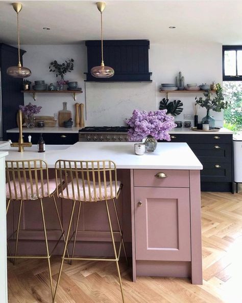 black kitchen with pink island Pink Kitchen Cabinets, Two Tone Kitchen, Pink Kitchen, Dream Home Design, Home Fashion, Home Decor Kitchen, Interior Design Inspiration, House Inspiration, A Kitchen