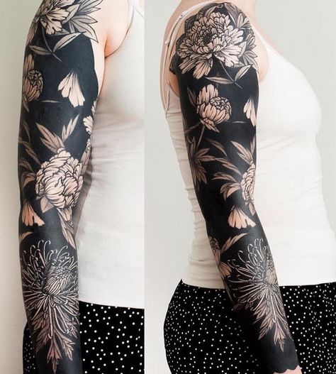 Space Tattoo Sleeve, Negative Space Tattoo, Mangas Tattoo, Tattoo Background, Blackout Tattoo, Upper Arm Tattoos, Back Of Shoulder Tattoo, Floral Tattoo Sleeve, Tattoos Geometric