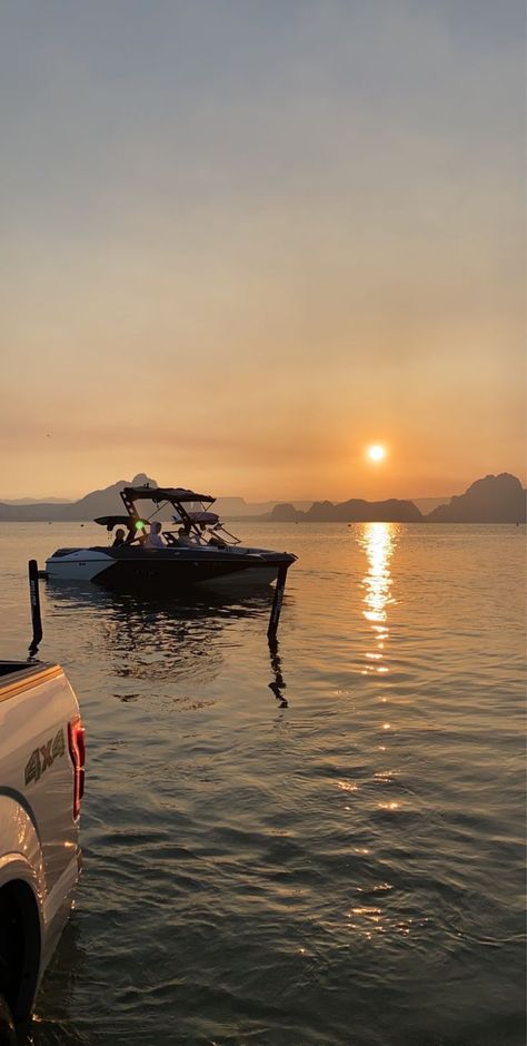 Lake Day Essentials, Lake Day Pictures, Lake Day Aesthetic, Aesthetic Lake, Day Aesthetic, Lake Days, Lake Day, Day Pictures, Lake Girl