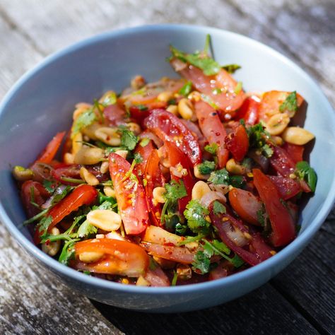 Burmese Tomato Salad Recipe - with Peanuts, Lime and Coriander Corriander Recipes, Myanmar Food Recipe, Chinese Salad, Mediterranean Recipes Healthy, Tomato Salad Recipe, Burmese Food, Tomato Salad Recipes, Peanut Recipes, Rice Noodle