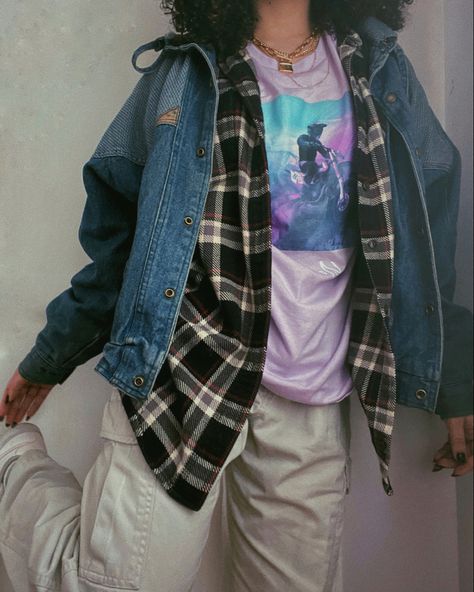 Streetwear outfit inspo. Purple oversized graphic tee with flannel jean jacket and white cargo pants. Woman. Men. Outfit Purple Flannel Outfit, Outfit Inspo Purple, Flannel Jacket Outfit, Flannel Jeans, Zombie Apocolypse, Flannel Outfit, Purple Flannel, White Cargo Pants, Flannel Outfits