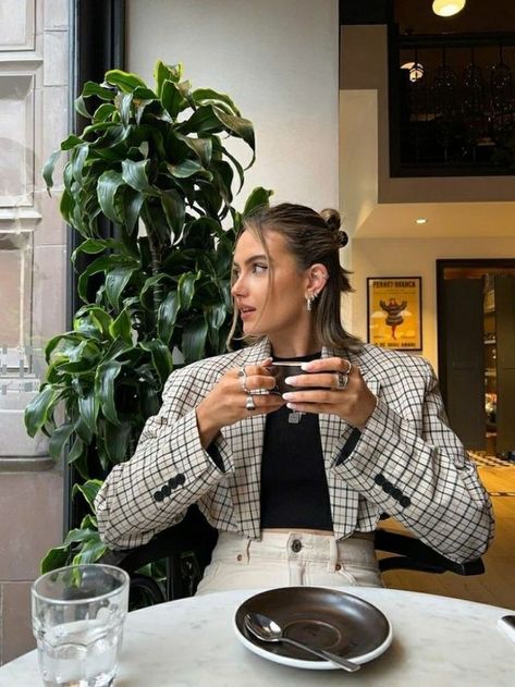 Photoshoot In Coffee Shop, Cafe Poses Instagram, Cafe Picture Ideas, Cafe Pose Ideas, Cafe Pose, Cafe Poses, Cafe Photoshoot, Coffee Photoshoot, Cafe Pictures