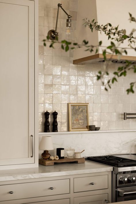 White Kitchen And Tile Floor, Creamy Backsplash Kitchen, Two Tone Backsplash Kitchen, White Counter Kitchen Ideas, Windows On Both Sides Of Stove, Studio Mcgee Backsplash, Cream Cabinet Backsplash Ideas, Brown Cream Kitchen, Kitchen Backsplash Ideas With Granite