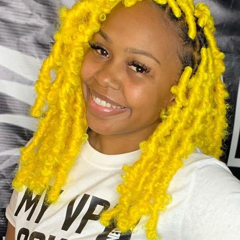 Knotless And Boho Locs Queen on Instagram: “Yellow 🦋Butterfly Locs....🔥🔥🔥🔥🔥 : Click the link in my bio for booking : : #butterflylocs #chicagobraider #chicagohairstylist…” Knotless Braids With Peekaboo, Braids With Peekaboo, Hairstyle Knotless Braids, Knot Less Braids, Peak A Boo Hair, Distressed Butterfly Locs, Butterfly Braids, Peak A Boo, Butterfly Braid