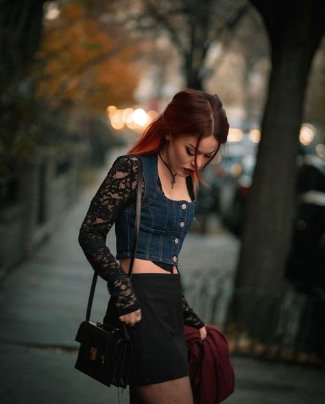 Estilo Dark Aesthetic, Modern Grunge Outfits, Band Tee Style, Mia Toretto, Hygge Fashion, Victorian Outfit, Maeve Wiley, Jade Fashion, Look Confident