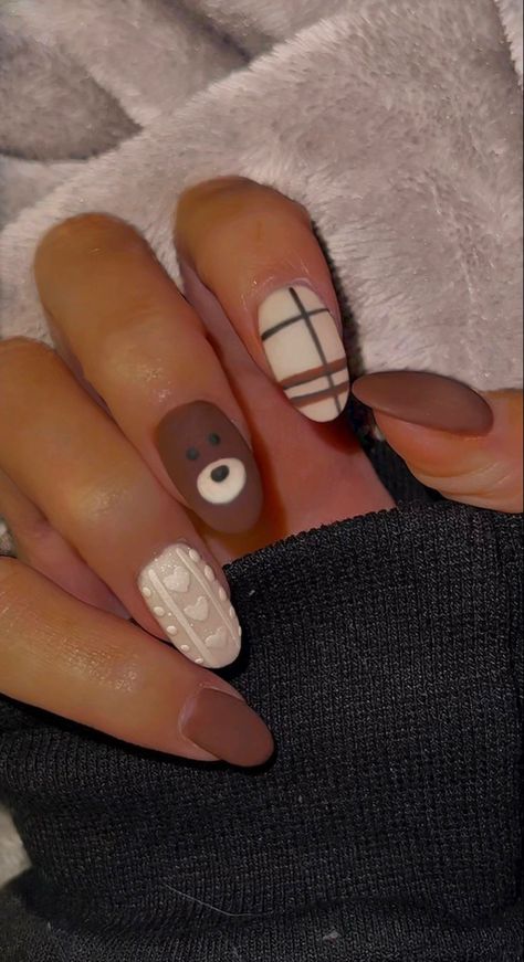 Cute Nail Designs For Teens, Brown Cute Nails, Bear Almond Nails, Bear Themed Nails, Easy Nail Art Brown, Brown Teddy Bear Nails Acrylic, Cute Nails Brown, Teddy Bear Brown Nails, Nail Art Bear