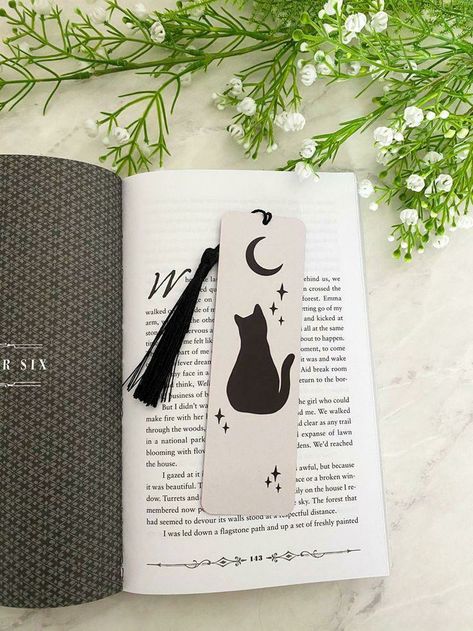 How To Make Book Marks Step By Step, Bookmarks Handmade Drawing, Black Cat Bookmark, Cat Bookmarks Diy, Witchy Bookmarks, Bookmark Drawing, Easy Bookmarks, Witch Bookmark, Bookmark Crochet Tutorial