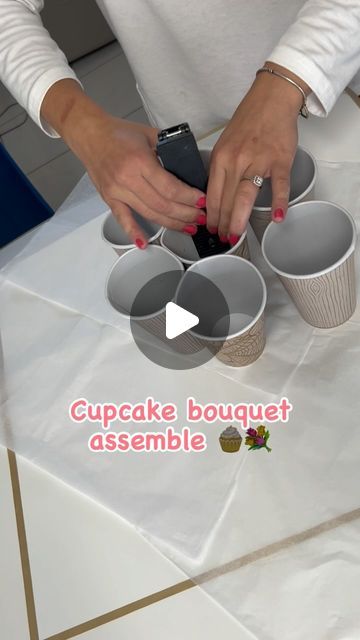 Cupcake and Grace 👩🏻‍🍳 on Instagram: "The process of making the beautiful cupcake 💐’s 🩵 

#miamibaker #miamicupcakes #cupcakebouquet #floralcupcakes #bakingtutorial #supportsmallbusiness #supportlocalbusiness #homebasedbakery #homebaker #selftaughtbaker #cupcakeandgrace #entrepreneur" How To Gift Cupcakes, How To Decorate Muffins, Cupcake Packaging Diy, Thanksgiving Cupcake Bouquet, Cupcake Board Ideas, Pink And Black Cupcakes Ideas, Diy Cupcake Decorations, How To Make Cupcake Bouquets, Unique Cupcake Designs