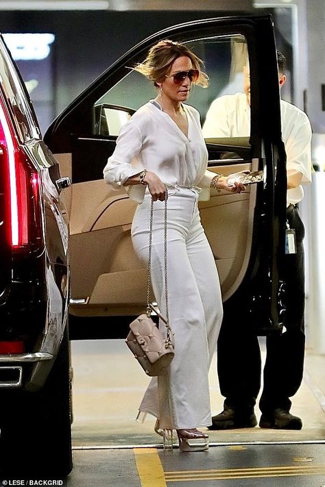 Jenifer Lopez Style, Jlo Street Style, Romantic Archetype, Jlo Shoes, Jay Lo, Hourglass Style, Jennifer Lopez Outfits, Jlo Style, English Singers