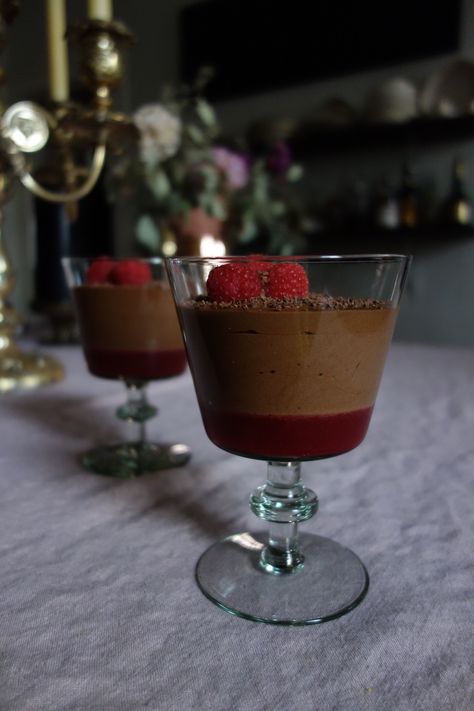 Moose Dessert, Coulis Recipe, Chocolate Mousse Cups, Impressive Dessert, Chocolate And Raspberry, Raspberry Desserts, Dark Chocolate Mousse, Raspberry Coulis, Italian Chocolate