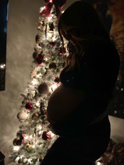 Christmas Maternity Photos, Maternity Christmas Pictures, Christmas Pregnancy Photos, Maternity Silhouette, Christmas Maternity, Maternity Studio Photoshoot, 28 Weeks Pregnant, Pregnancy Announcement Photoshoot, Photo Christmas Tree