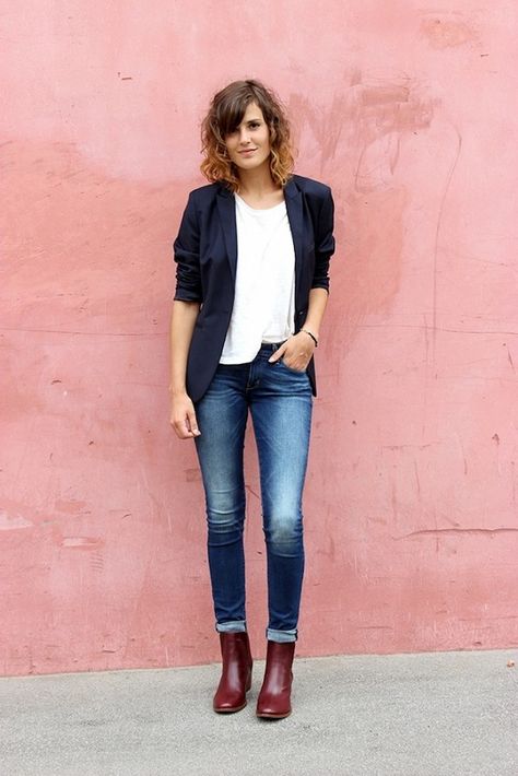 burgundy boots Burgundy Boots Ankle, Style Désinvolte Chic, Burgundy Boots, Burgundy Jeans, Burgundy Shoes, Mode Casual, Black Blazer, Looks Style, Mode Inspiration