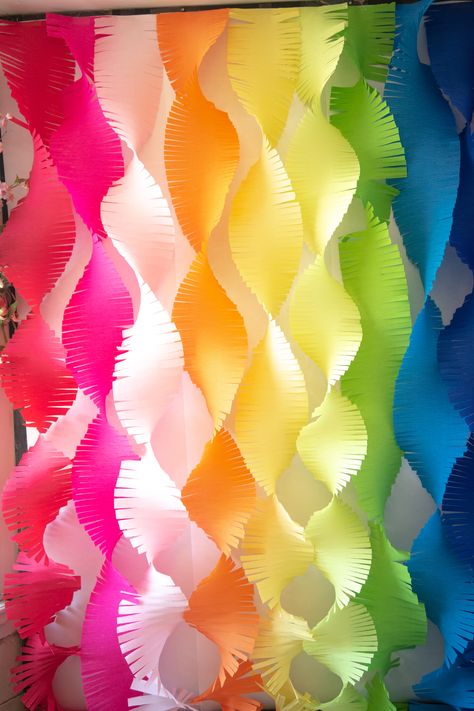 Low Budget Party Decorations, Crepe Paper Rainbow, Crape Paper Decoration, Crepe Paper Decorations Backdrop, Crepe Paper Backdrop Diy, Rainbow Backdrop Diy, Rainbow Photo Backdrop, Rainbow Fringe Backdrop, Streamers Decorations