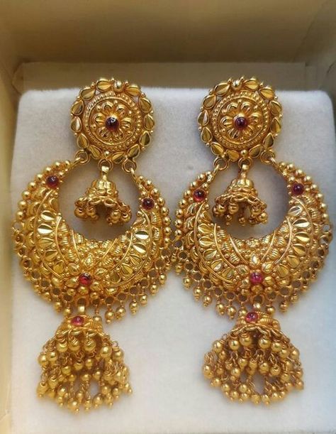 Chand Bali Earrings Gold, Daily Wear Gold Earrings, Gold Hoop Earrings Style, Chand Bali, Gold Jhumka, Gold Earrings Indian, New Gold Jewellery Designs, Indian Jewelry Earrings, Gold Earrings Models