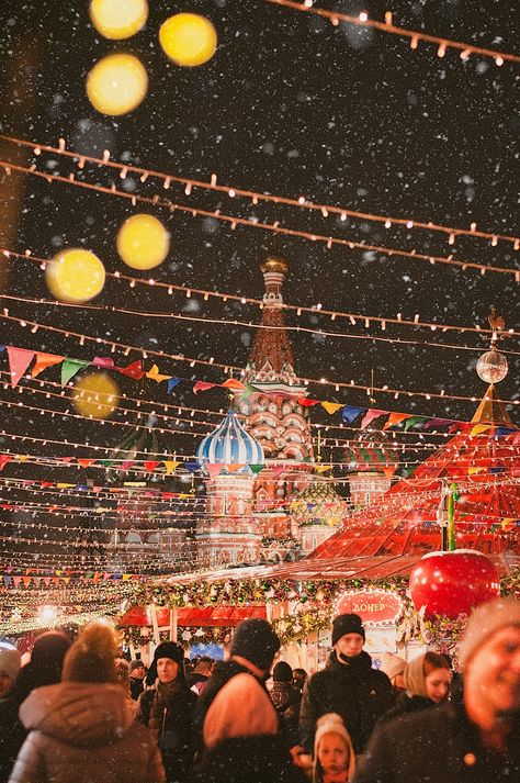 Moscow In Winter, Christmas In Russia, Russia Vibe, Moscow Russia Travel, Moscow Winter, Clouds Wallpaper Iphone, Christmas Dreaming, Russia Travel, Russian Culture