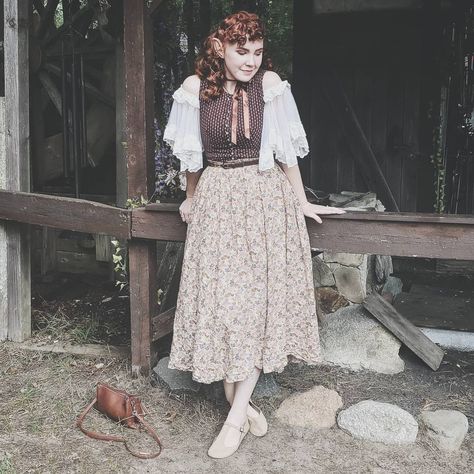 Rachel Maksy shared a post on Instagram: “Just living my best life. 🍃 #hobbitlife #myfinalform” • Follow their account to see 3,797 posts. Summer Hobbit Outfit, Women Hobbit Cosplay, Rachel Maksy Hobbit, Hobbit Bodice, Revintaria Dress, Hobbit Fashion, Hobbit Style, Hobbit Life, Rachel Maksy