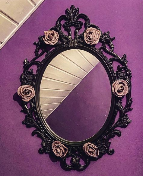 Artanis AlfaWeibchen on Instagram: “*unbezahlte Namens-/Markennennung* • • Mirror mirror on the wall...🌹 • • #gothic #goth #gothgoth #gothicaccessories #gothichome…” Goth Mirror, Goth Vanity, Gothic Vanity, Spooky Room, Gothic Bathroom, Gothic Mirror, Bathroom Mirrors Diy, Elegant Goth, Goth Stuff