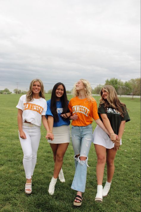 College Shirt Photoshoot, College Choice Pictures, Senior Year College Pictures, Senior Picture At School, Senior College Shirt Pictures, Cute Outfits Senior Pictures, Cute Grad Party Outfits, Senior Picture With College Shirt, Senior Day Outfits