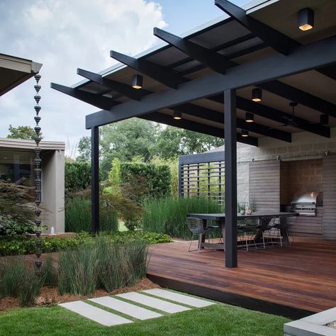 Black And White Mid Century Modern Exterior, Covered Patio Mid Century Modern, Miami Backyard, Midcentury Modern Landscaping, Mid Century Backyard, Mid Century Modern Backyard, Mid Century Modern Landscaping, Mid Century Landscaping, Backyard Decks