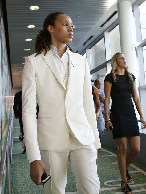 Brittney Griner at the 2013 WNBA Draft.. My fav & the Best player of 2013 ( Baylor Bears, Waco, Tx) Lesbian Wedding Outfits, Butch Fashion, Brittney Griner, Queer Weddings, Lesbian Fashion, Lesbian Wedding, Androgynous Fashion, Wnba, Suit Style