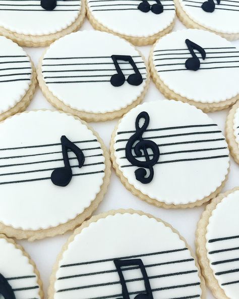 Music Note Party Decorations, Music Note Cupcakes, Music Cupcakes, Music Themed Jewelry, Royal Icing Cookies Recipe, Music Themed Cakes, School Cupcakes, Piano Cakes, Music Cookies