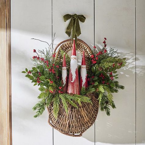 Vintage Santa Decorations, Christmas Hutch Display, Diy Wall Basket, Christmas Hanging Baskets, Rustic Christmas Decorations, Outdoor Christmas Planters, Santa Decor, Pretty Christmas Decorations, Santa Claus Decorations