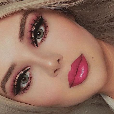 Pink Lipstick Looks, Barbie Makeup Look, Kylie Jenner Makeup Look, Burgundy Makeup Look, Makeup Barbie, Lipstick Looks, Lady Gaga Makeup, Rosa Make-up, Makeup Zombie