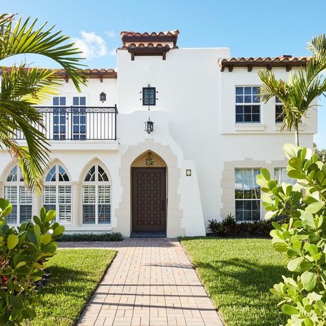 Designer Trish Becker Brings Old Florida Magic Back to Her Circa-1930s Palm Beach Home Old Florida Exterior House Colors, Florida Mediterranean House Exterior, Florida Homes Exterior Stucco, 1950s Florida Home Exterior, Old Florida Home, Florida Homes Exterior, Historical Florida Homes, Old Florida Architecture, Stucco Homes