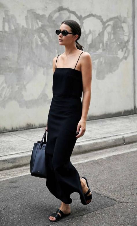 How to dress like an Italian woman this summer. Master the Italian bombshell look and what are the most important aspects of Italian fashion for summer. | Italy fashion and Italian style | #italianfashion #italianstyle #italianwomen Minimalist Moda, Moda Do Momento, How To Look Expensive, Woman In Black, Easy Style, Dion Lee, Inspiration Mode, 가을 패션, Classic Outfits