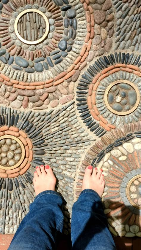 Outdoor Mosaic Floor, Garden Concrete Ideas, Garden Art Installation, Pebble Mosaic Walkway, Mosaic Backyard, Pebble Mosaic Patterns, Stone Mosaic Path, Mosaic Pathway, Stone Pathway Ideas