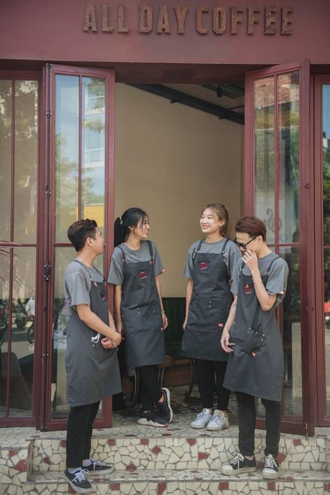 Caffe Photoshoot Ideas, Cafe Barista Outfit, Coffee Shop Uniform, Barista Outfit, Barista Uniform, Waiter Outfit, Barista Outfits, Cafe Uniform, Korean Coffee