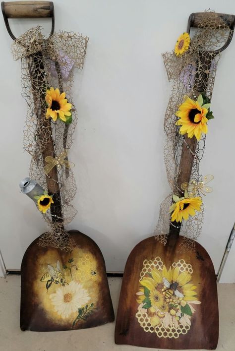 Shovel Art Ideas, Wood Projects That Sell Ideas Diy Crafts, Sunflower Crafts Diy, Shovel Decor, Shovel Craft, Bee Diy, Bumble Bee Craft, Lemon Crafts, Sunflower Crafts