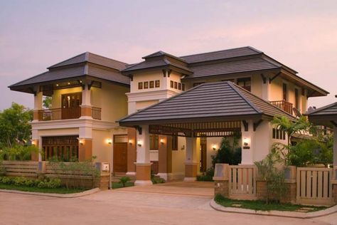 Modern Asian House, Home Roof Design, Kerala Traditional House, Asian House, Designer Homes, House Design Exterior, Kerala House Design, Asian Homes, Kerala Houses