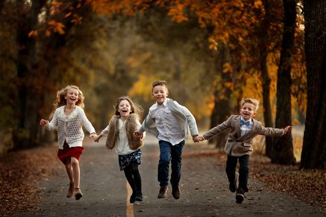 4 Kids Poses For Pictures, Kid Picture Ideas, Fall Cousins Photoshoot, 5 Kids Photoshoot, Four Kids Photoshoot, Photoshoot Ideas Siblings, Cousin Photoshoot, Family Lifestyle Photos, Kids Group Photoshoot