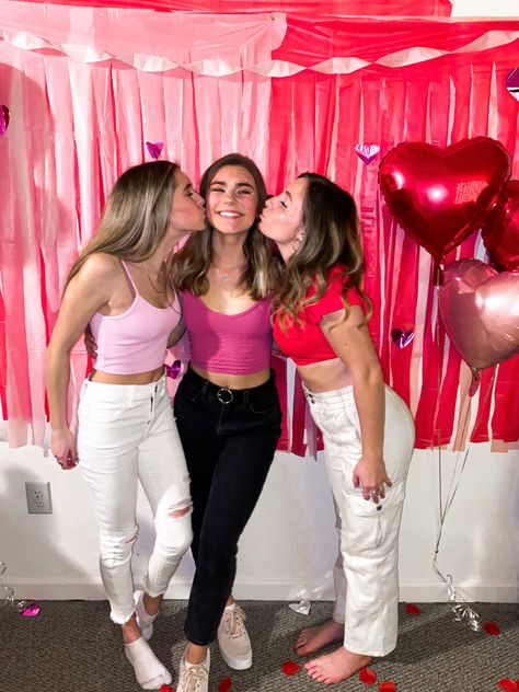 Galentines Photoshoot With Friends, Vday Photoshoot Best Friends, Valentines Party Outfits, Galentines Fit, Valentine’s Day Pictures With Friends, Galentines Inspo Pics, Galentines Group Photoshoot, Cute Valentine’s Day Outfits, Galentines Party Outfits